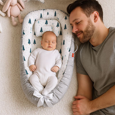 Réducteur de lit bébé gris sapin mémoire de forme bébé et papa dorment