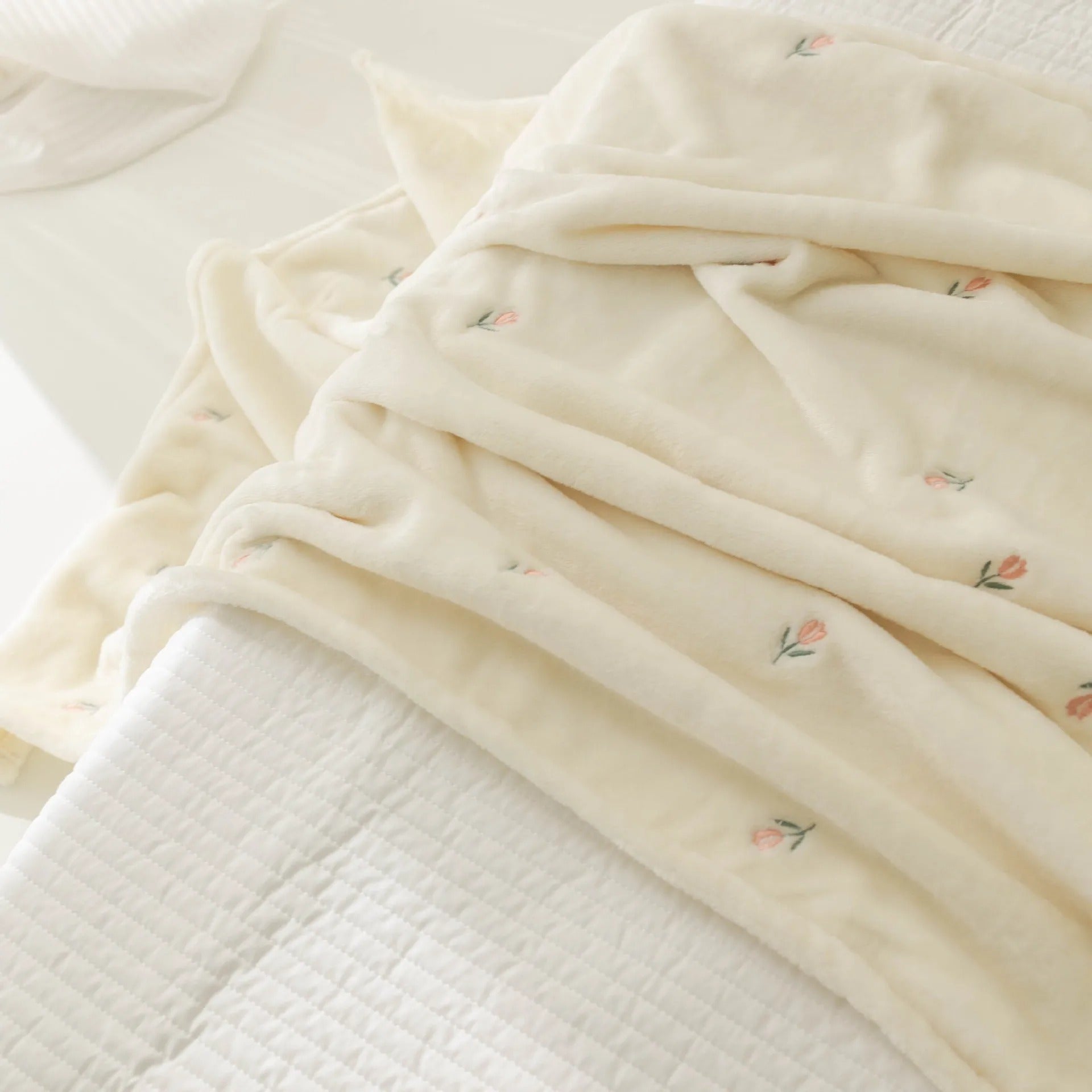Couverture-bébé-Tulipes-polaire-blanche-douce-chaude