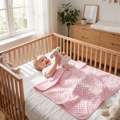 Couverture bébé sur un lit