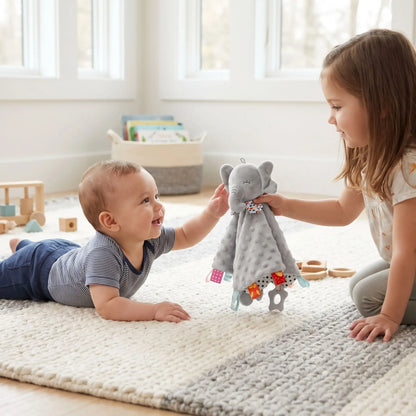 Doudou bébé avec sa soeur