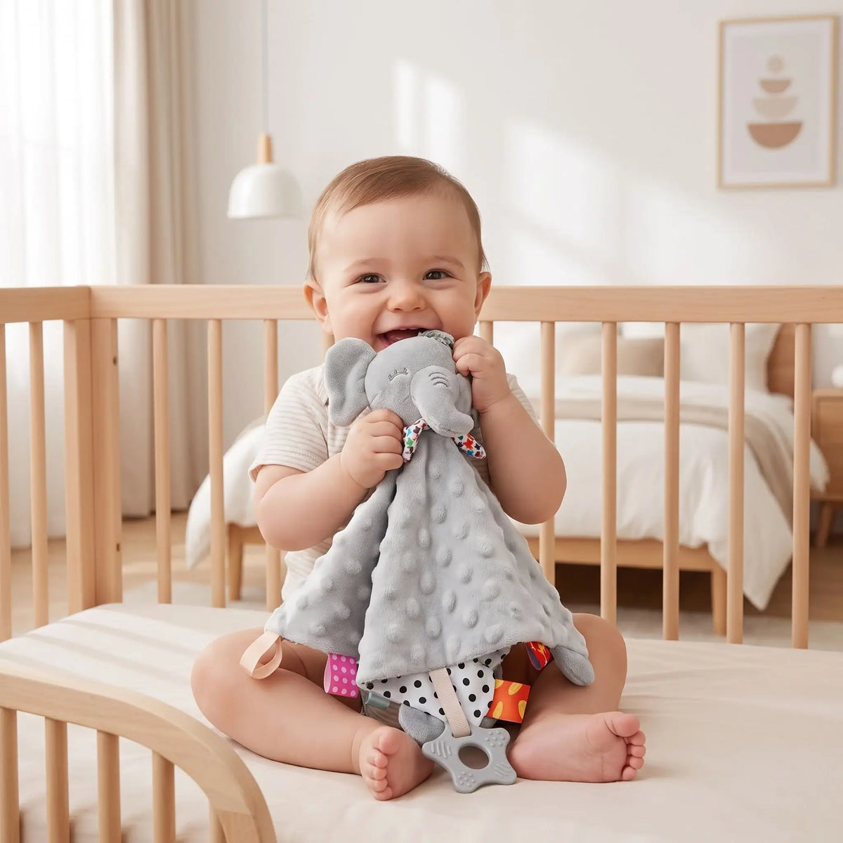 Doudou bébé content