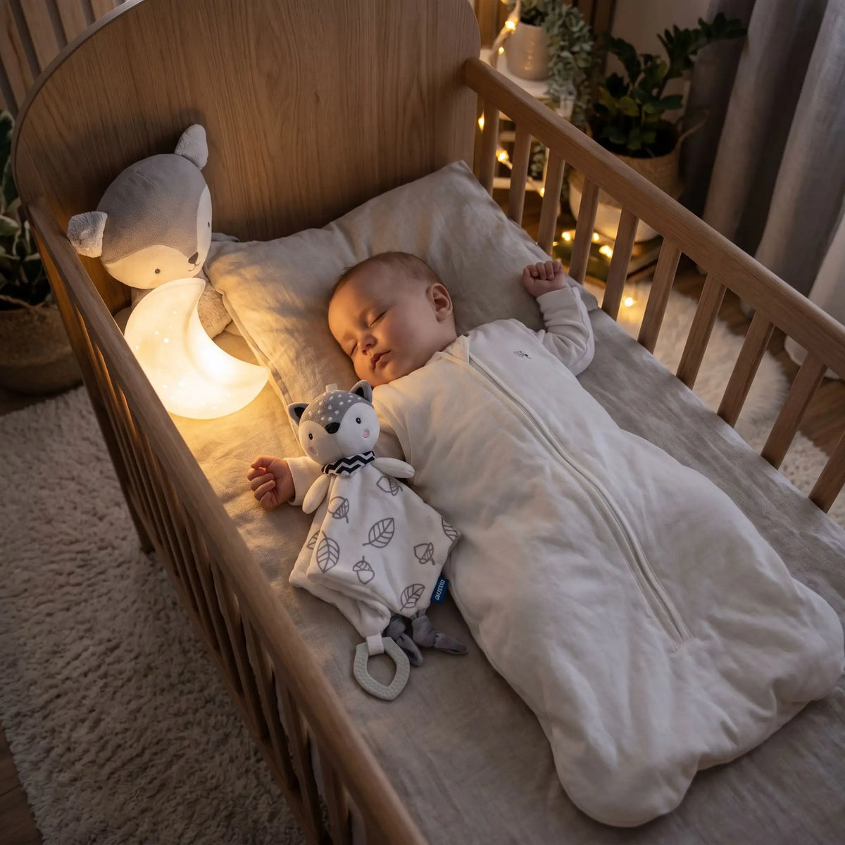 Doudou bébé dort dan son berceau