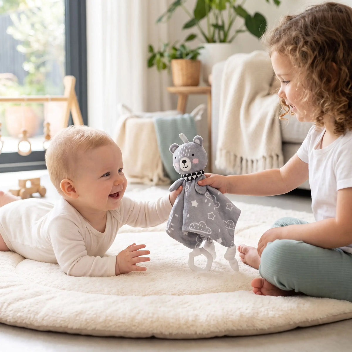 Doudou bébé joue au sol