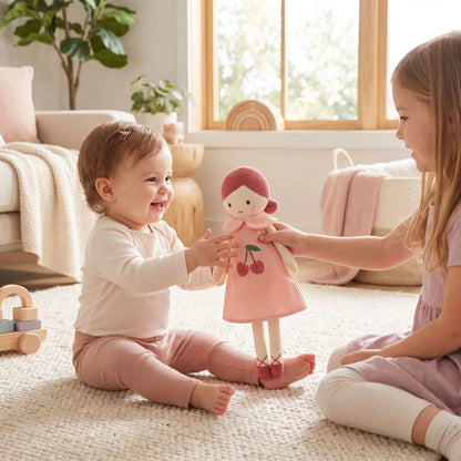 Doudou bébé joue