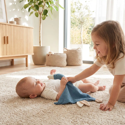 Doudou bébé joue