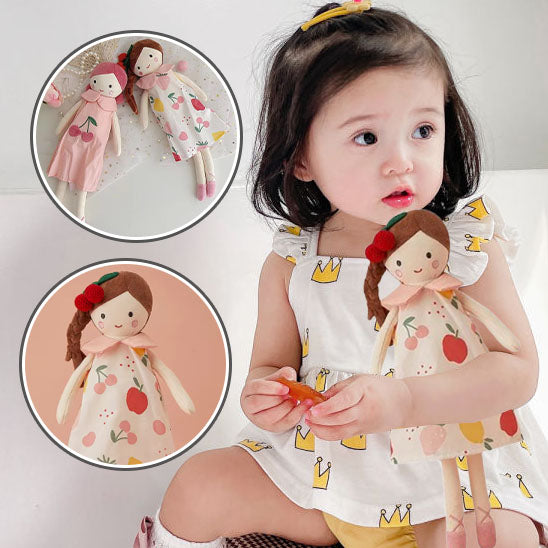 Doudou-doux-princesse-cerise-fille-bébé-en-activité