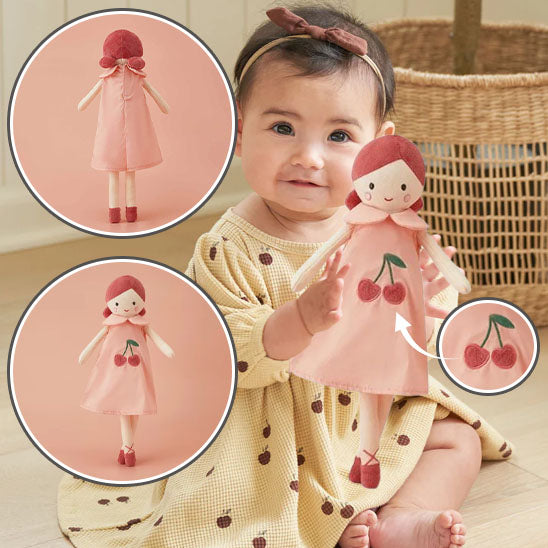 Doudou-doux-princesse-cerise-fille-bébé-en-interaction