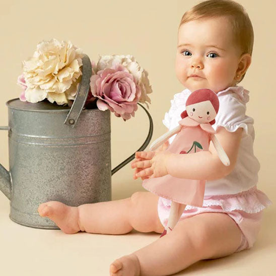 Doudou-doux-princesse-cerise-fille-bébé-heureux