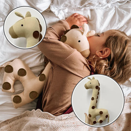 Doudou-doux-rembourré-girafe-bébé-dort