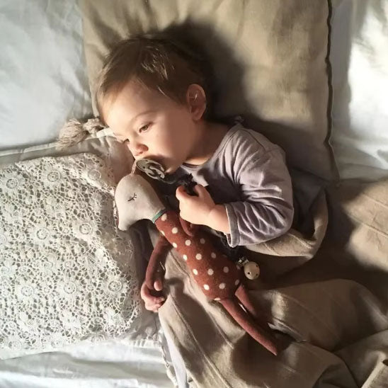 Doudou-doux-rembourré-renarde-bébé-au-lit