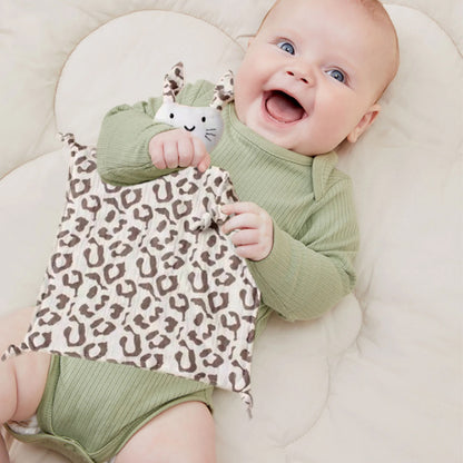 Doudou-plat-chat-coton-doux-motif-léopard-bébé-content