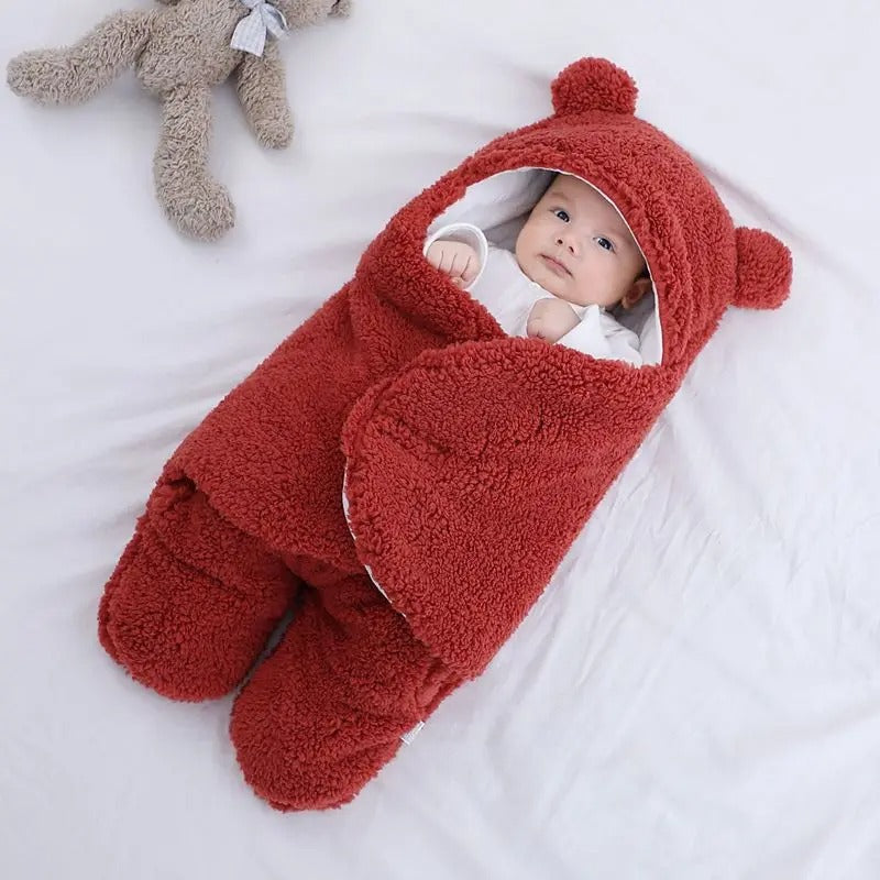 nid-d-ange-Ours-polaire-rouge-bébé-au chaud