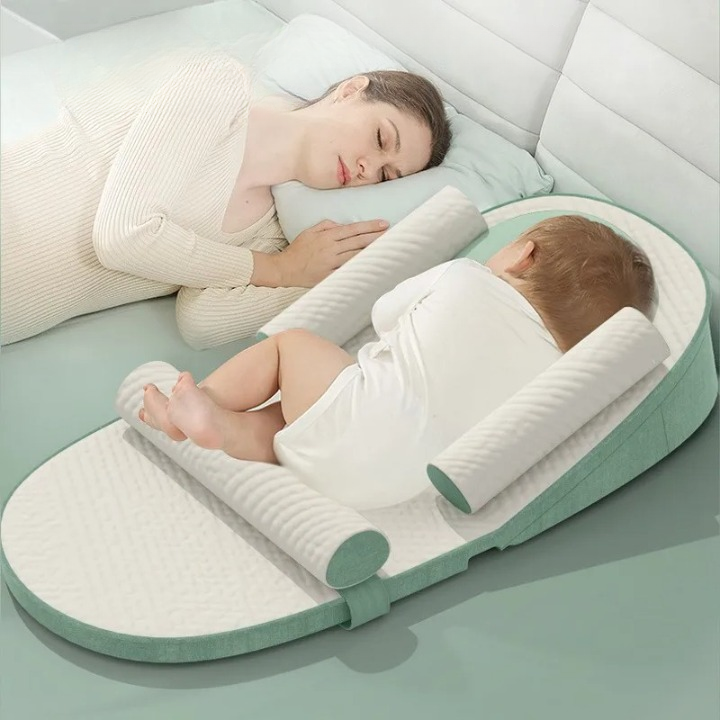 Réducteur de lit ajustable bébé dort