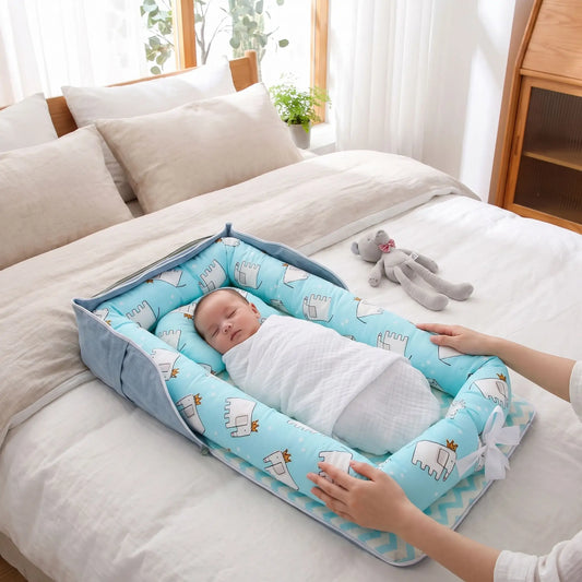 Réducteur de lit bébé allongé confort aéré