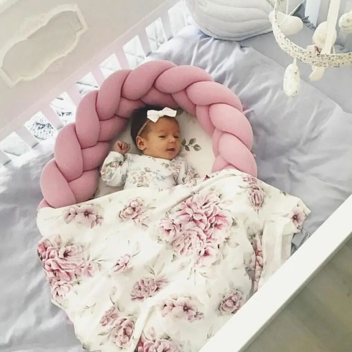Réducteur de lit bébé allongé dans son lit