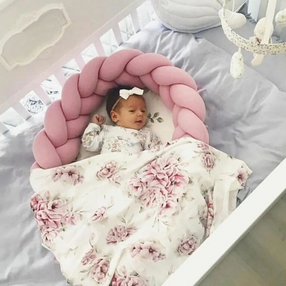 Réducteur de lit bébé allongé dans son lit