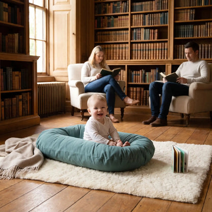 Réducteur de lit bébé assis confortablement