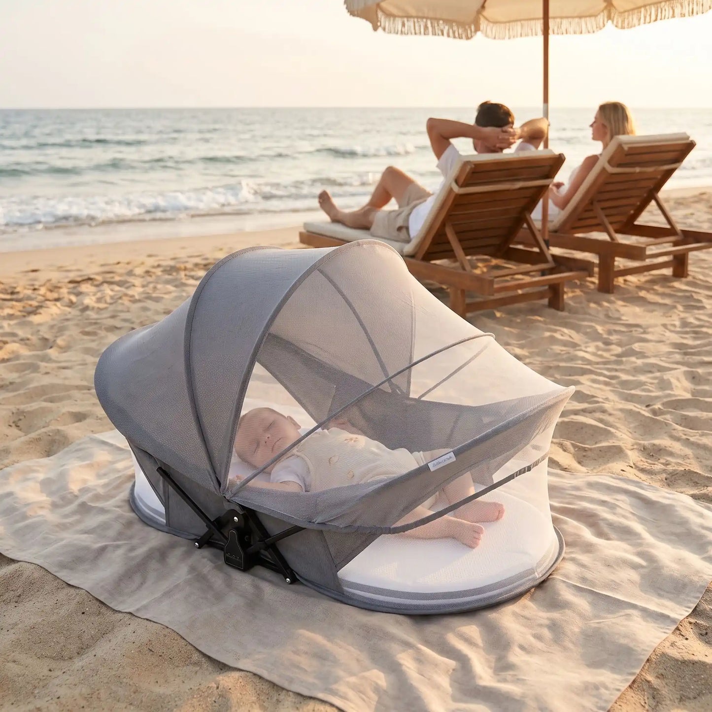 Réducteur de lit bébé dort avec ses parents à la plage