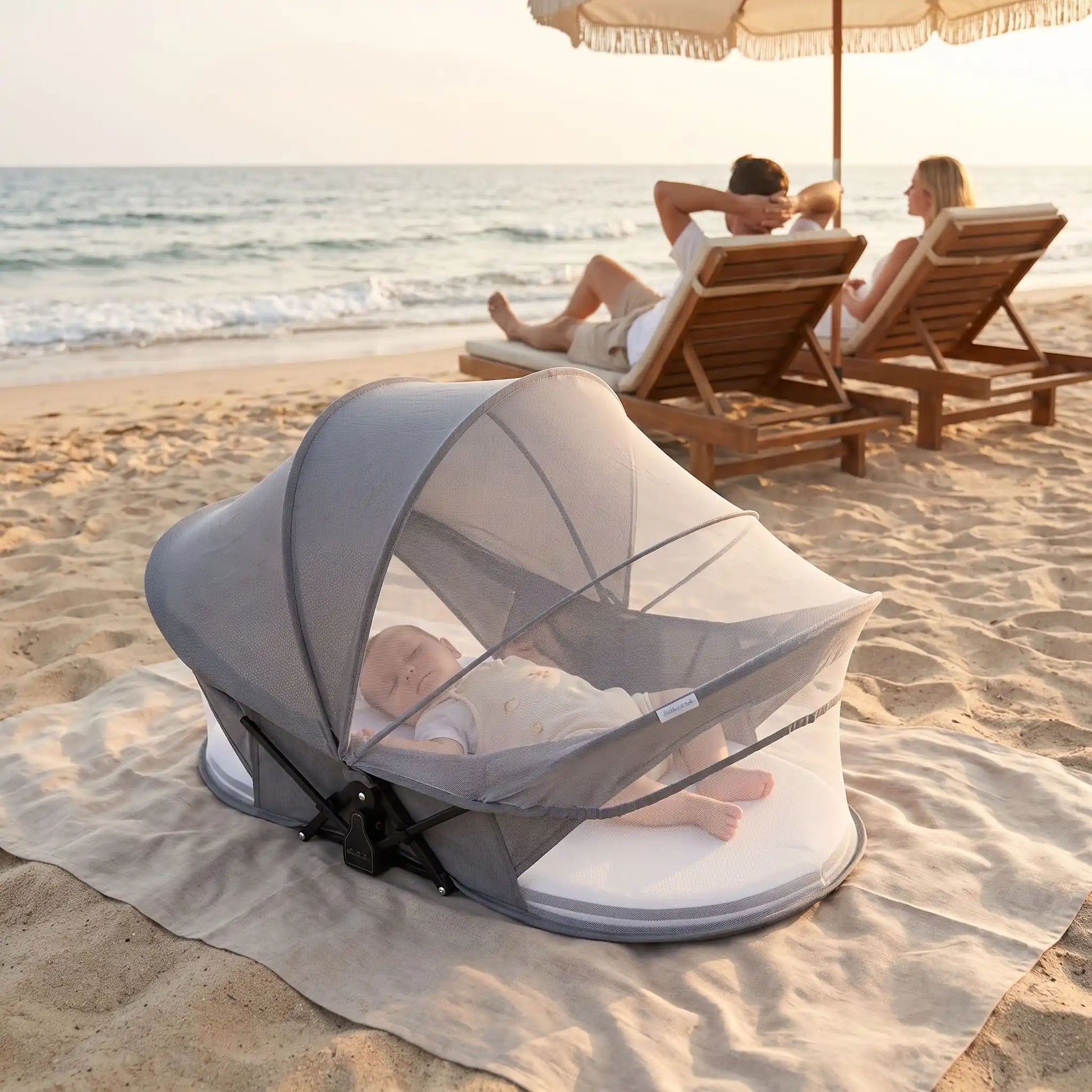 Réducteur de lit bébé dort avec ses parents à la plage