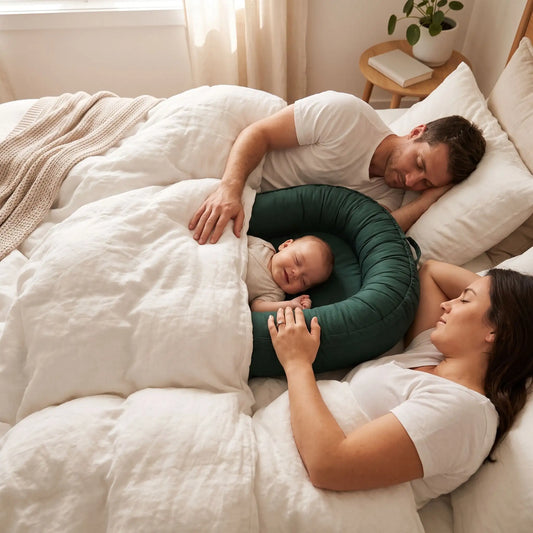 Réducteur de lit bébé dort avec ses parents