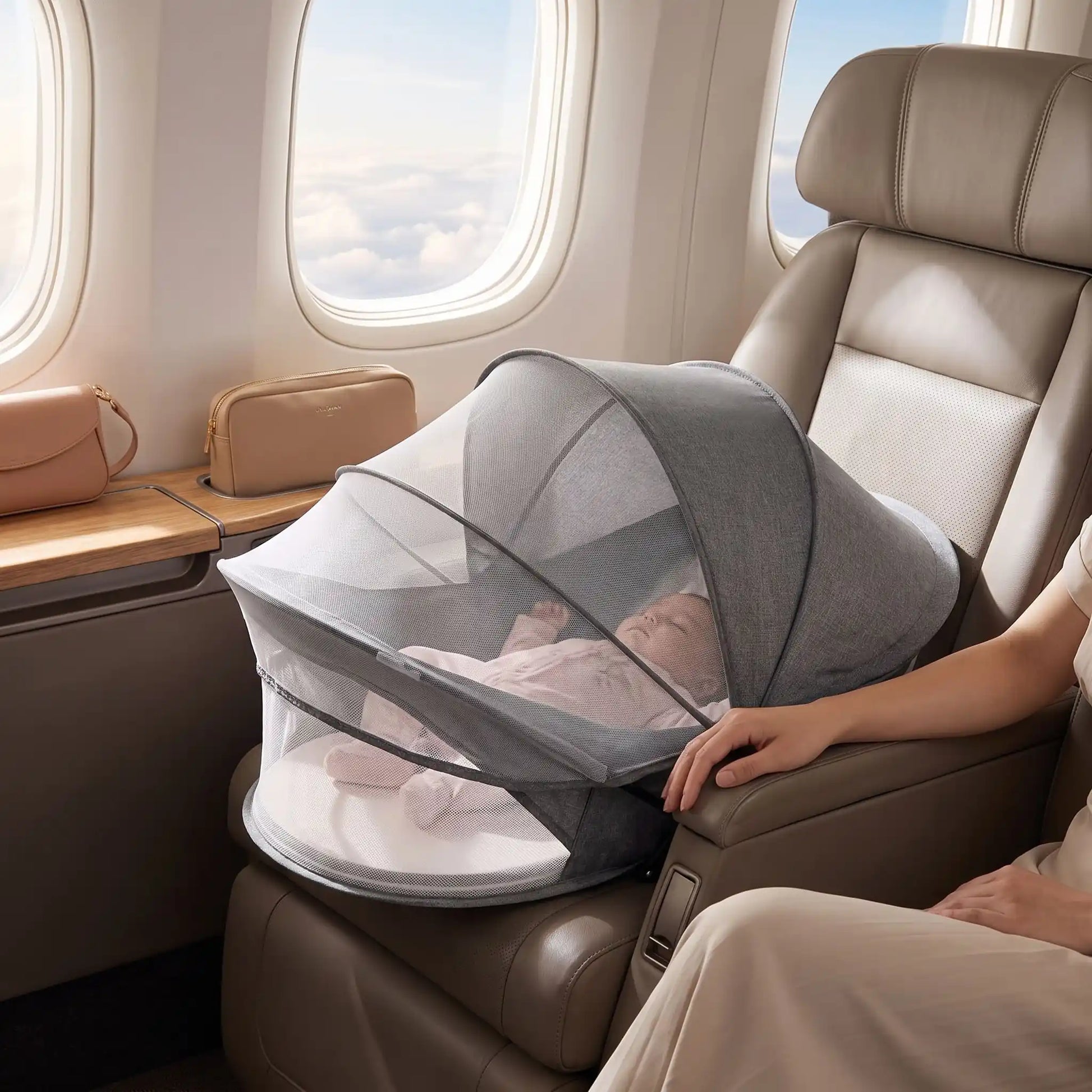 Réducteur de lit bébé dort avec ses 
parents dans l'avion
