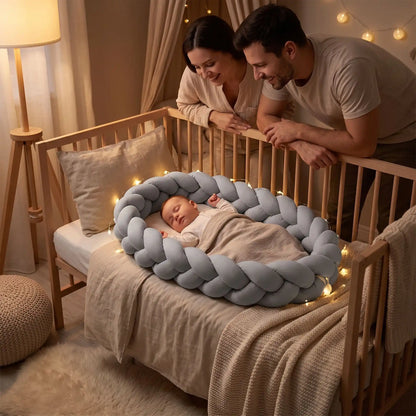 Réducteur de lit bébé allongé dans son lit