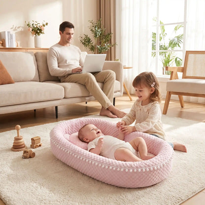 Réducteur de lit bébé joue avec sa soeur  