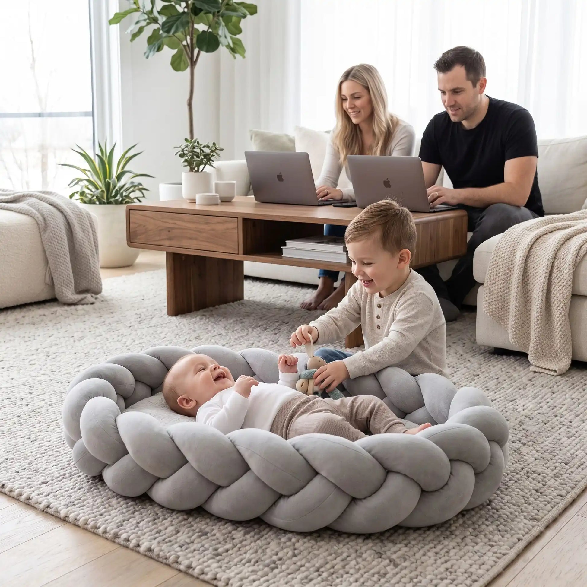 Réducteur de lit bébé allongé au salon
