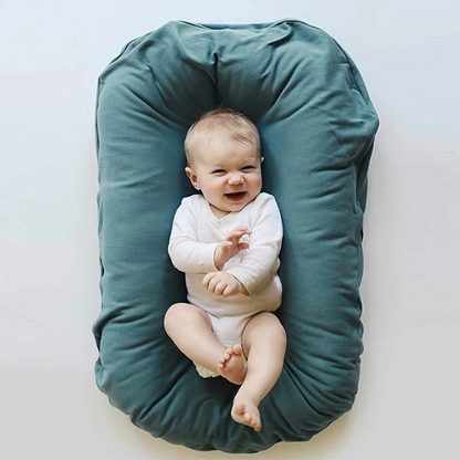 Réducteur de lit bébé sourit