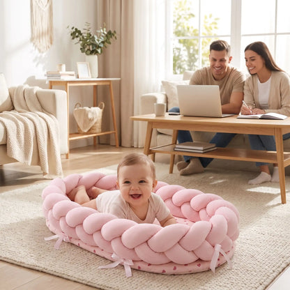 Réducteur de lit bébé allongé sur le tapis