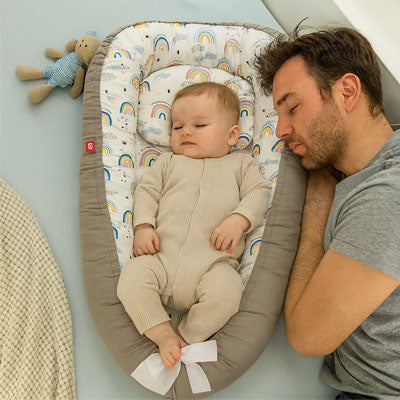 Reducteur-de-lit-gris-arc-en-ciel-memoire-de-forme-bebe-dort