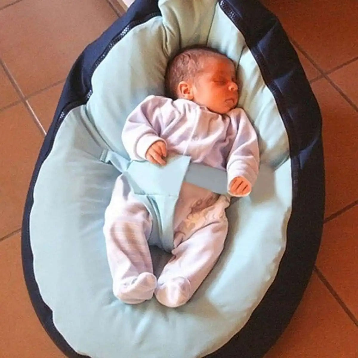 Transat bébé dort au sol