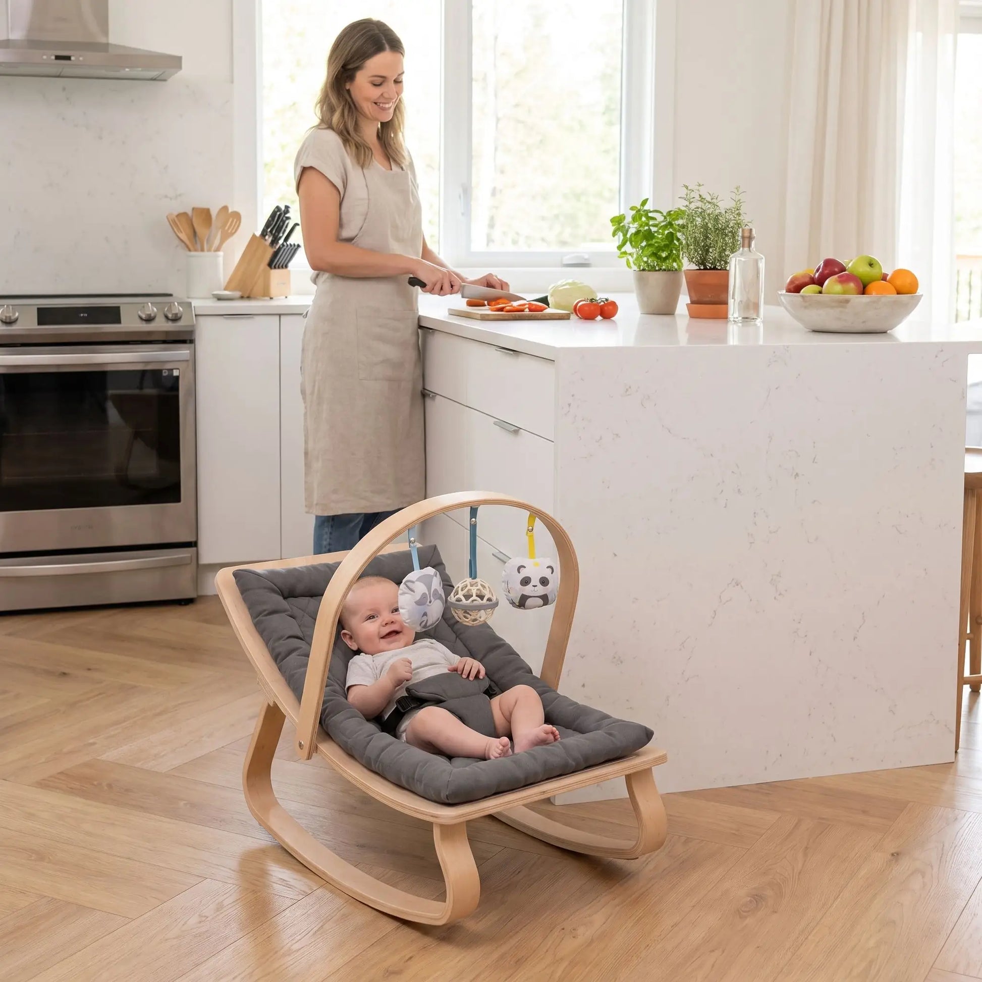 Transat bébé joue à la cuisine