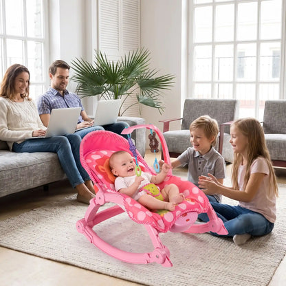 Transat bébé joue avec frère et soeur au salon