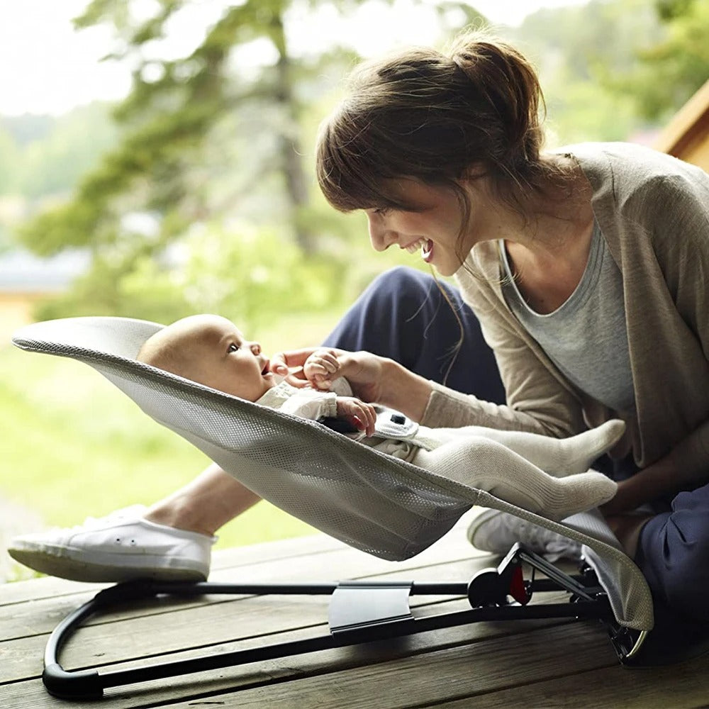 Transat bébé joue avec maman