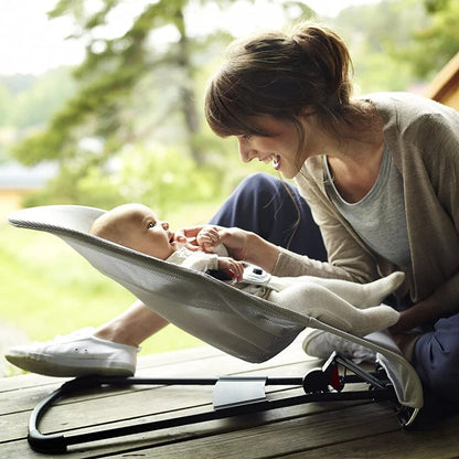 Transat bébé joue avec maman