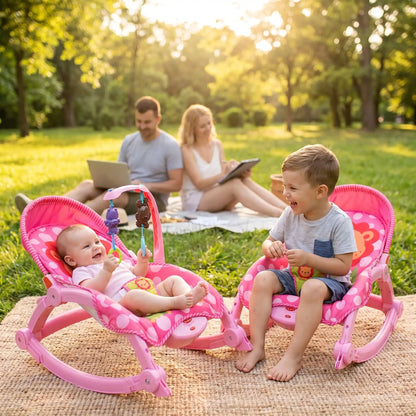 Transat bébé joue avec son frère au parc