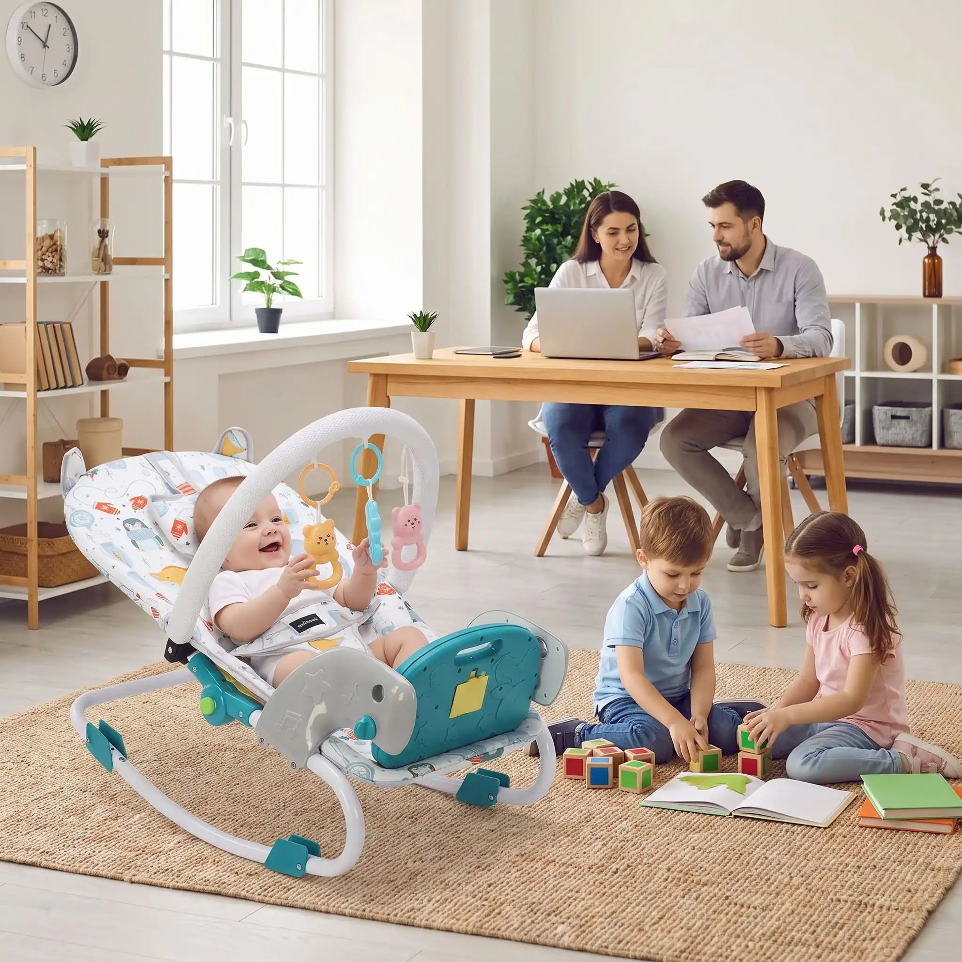 Transat bébé joue avec ses frateris au salon