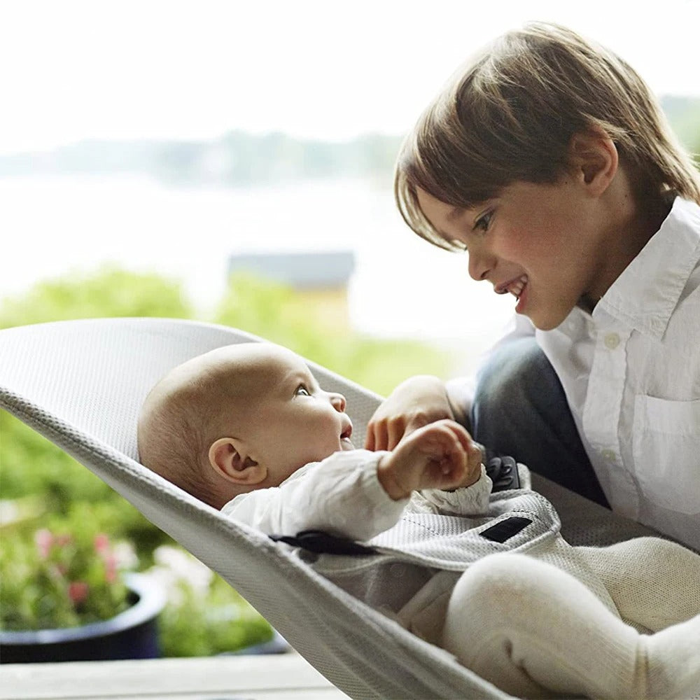 Transat bébé joue avec on frère