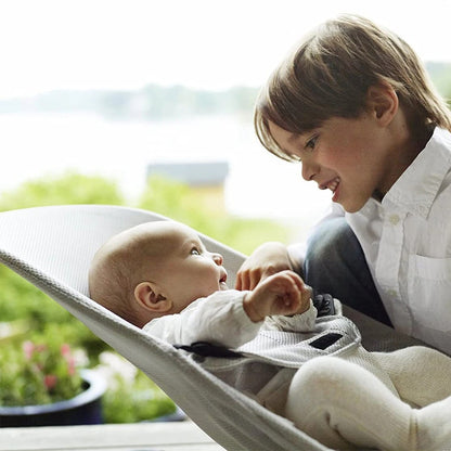 Transat bébé joue avec on frère